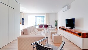 TV - SKY BEACH APARTMENT TERRAÇOS (Quarteira)