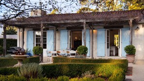 Outdoor dining - The French House-Luxury Country Retreat (Trentham)