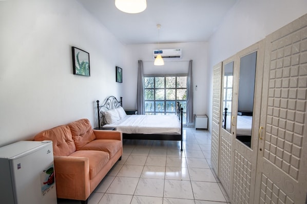 Habitación superior | Tabla de planchar con plancha, wifi gratis y ropa de cama