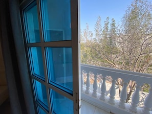 Habitación superior | Tabla de planchar con plancha, wifi gratis y ropa de cama