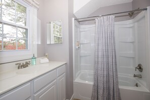 Shower, hair dryer, towels - Albatross! - 5 Bedroom (8 bed) House on Pinehurst No. 5 (Pinehurst)