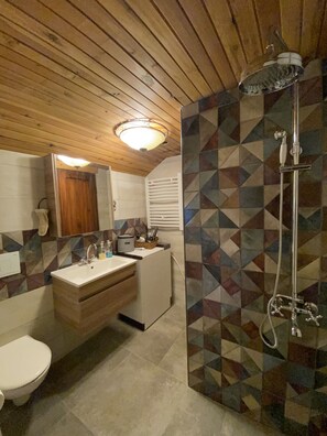 Een douche, een haardroger, handdoeken, zeep