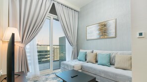 프리미엄 아파트 | 거실 공간 | 디지털 채널 시청이 가능한 55인치 LCD TV, TV