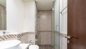 尊榮公寓 | 浴室 | 淋浴設備、淋浴花灑、免費盥洗用品、吹風機