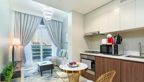 프리미엄 아파트 | 거실 공간 | 디지털 채널 시청이 가능한 55인치 LCD TV, TV