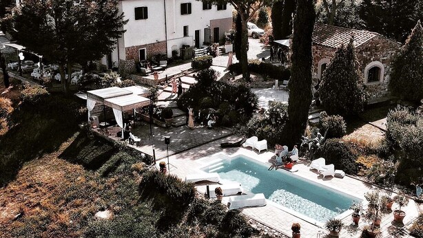 A villa with a swimming pool, outdoor seating, and a garden. - SanMartino Apartmento - Sun, pool, sea (Cafaggio)