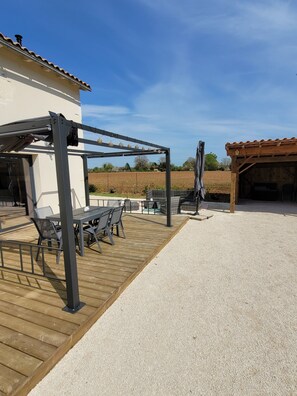 屋外ダイニングエリア