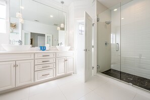 Combined shower/tub, hair dryer, towels