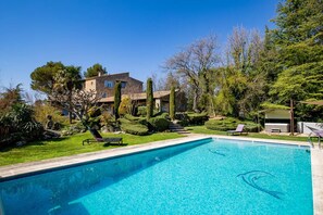 Piscina all'aperto, una piscina riscaldata
