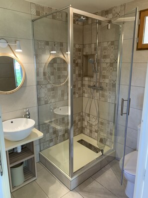 淋浴设施、吹风机、坐浴桶、毛巾