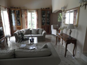 TV, fireplace, DVD player, ping pong - Beautiful Villa, big pool, overlooking valley, walking distance to town. (Seillans)