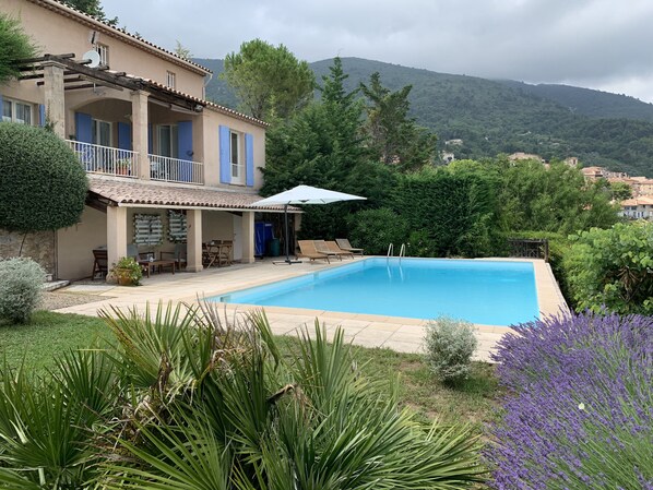 Outdoor pool - Beautiful Villa, big pool, overlooking valley, walking distance to town. (Seillans)