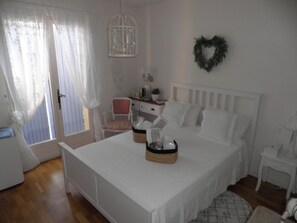 4 bedrooms, iron/ironing board, free WiFi, bed sheets - Beautiful Villa, big pool, overlooking valley, walking distance to town. (Seillans)