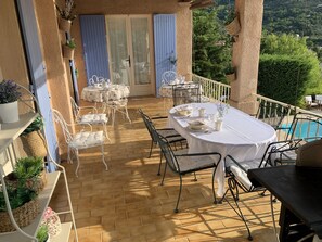 Outdoor dining - Beautiful Villa, big pool, overlooking valley, walking distance to town. (Seillans)