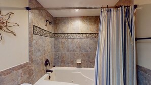 Ensemble baignoire-douche, séchoir à cheveux, serviettes fournies