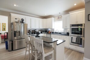 Kjøleskap, mikrobølgeovn, ovn og kokeplater