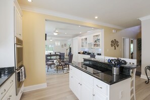 Kjøleskap, mikrobølgeovn, ovn og kokeplater