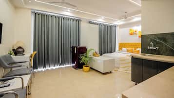 Ropa de cama de alta calidad y escritorio