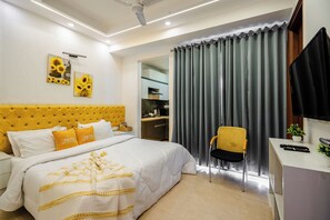 Premium bedding, desk, laptop workspace, iron/ironing board - Lime Tree Luxury Studio (Gurugram)