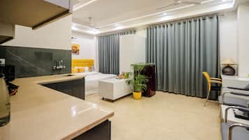 Ropa de cama de alta calidad y escritorio