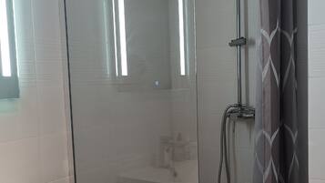 Doccia, asciugacapelli, asciugamani, sapone