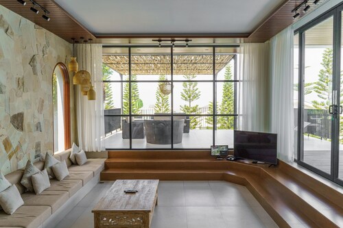 Sunshine City View Villa 6BR wth a private Heated Pool