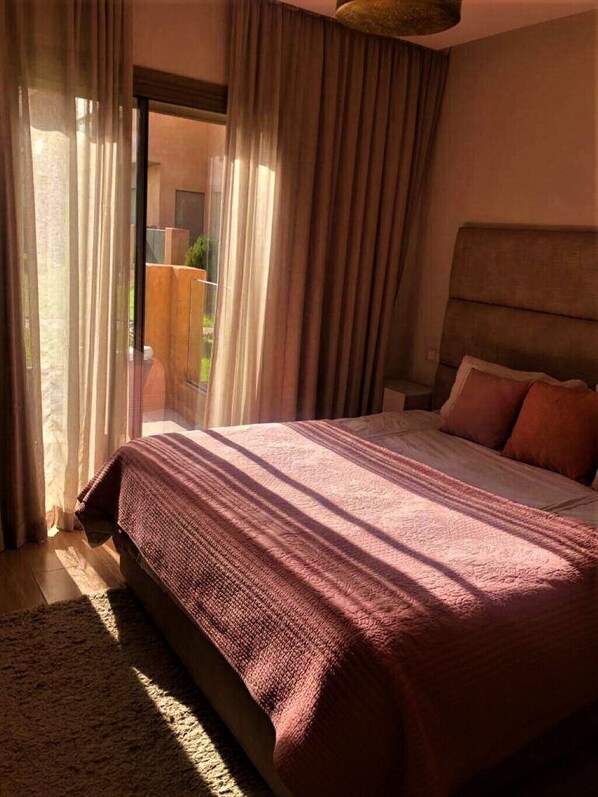 2 bedrooms, desk, WiFi