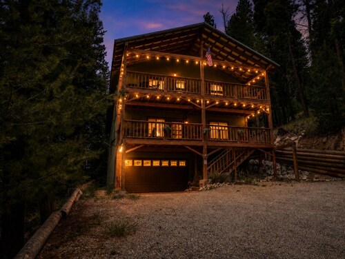 Spacious, Mystic Woodlands Lodge