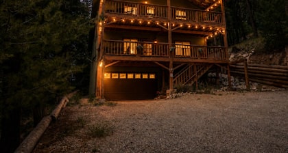 Spacious, Mystic Woodlands Lodge