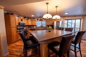 Fridge, microwave, oven, stovetop - Spacious, Mystic Woodlands Lodge (Cloudcroft)