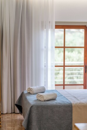 Egyptian cotton sheets, premium bedding, pillow-top beds, in-room safe - Manos Studios (Kantanos-Selino)