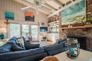 TV, peis, bøker og stereoanlegg