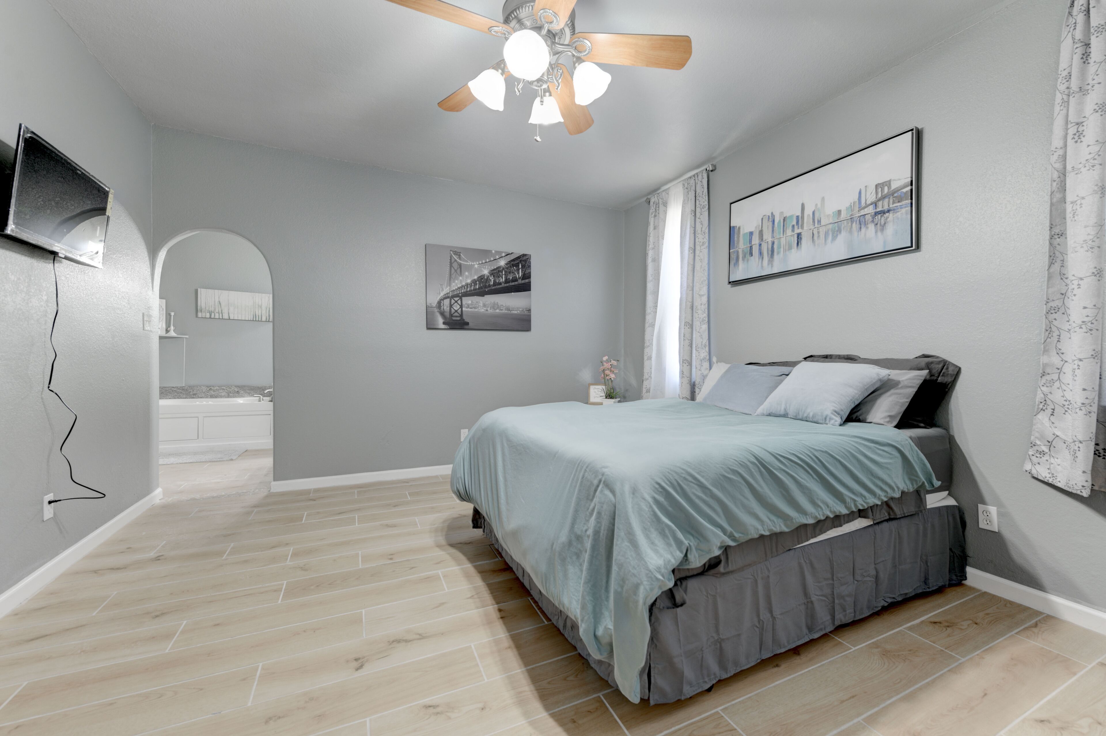 4 bedrooms, in-room safe, desk, iron/ironing board