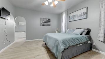 4 Schlafzimmer, Zimmersafe, Schreibtisch, Bügeleisen/Bügelbrett