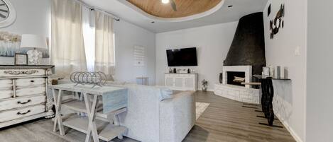 Smart-tv, een open haard en boeken