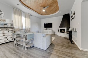 Smart TV, fireplace, books - Custom built Tuscan beauty 4br3ba 12+guests; 5min drive to Dana Peak park & lake (Harker Heights)