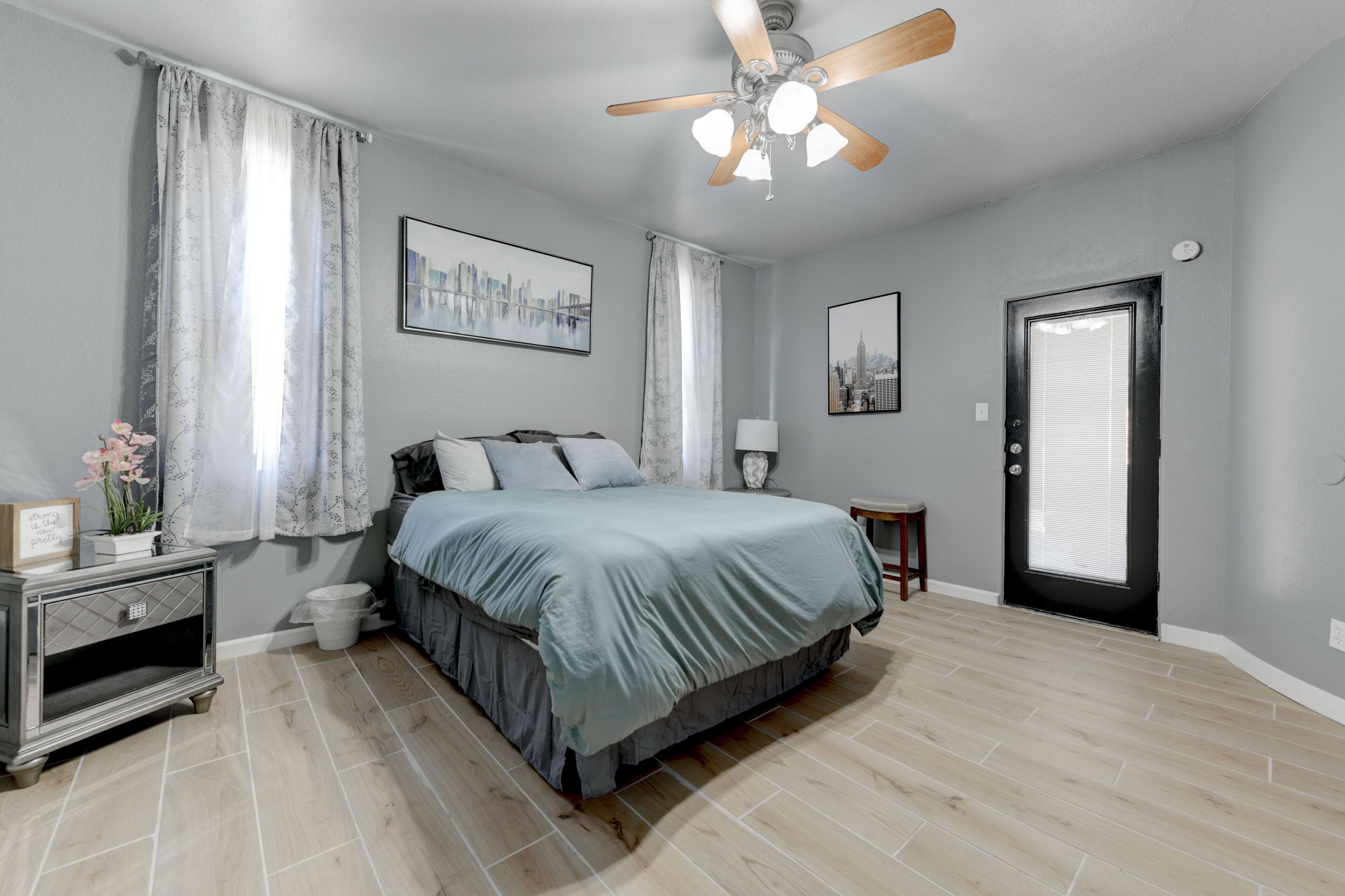 4 dormitorios, caja fuerte, escritorio y tabla de planchar con plancha