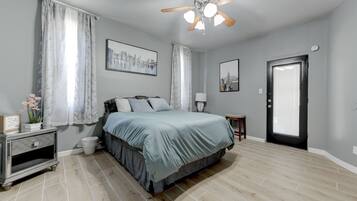 4 dormitorios, caja fuerte, escritorio y tabla de planchar con plancha