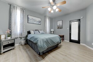 4 Schlafzimmer, Zimmersafe, Schreibtisch, Bügeleisen/Bügelbrett