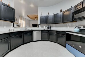 Fridge, microwave, oven, stovetop - Custom built Tuscan beauty 4br3ba 12+guests; 5min drive to Dana Peak park & lake (Harker Heights)