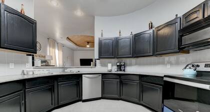 Custom built Tuscan beauty 4br3ba 12+guests; 5min drive to Dana Peak park & lake