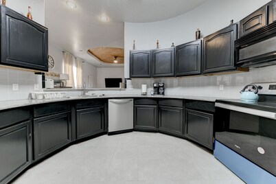 Custom built Tuscan beauty 4br3ba 12+guests; 5min drive to Dana Peak park & lake