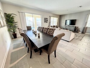 Dining - Cinema Paradise: Last Minute Deal Private Pool/Spa (Davenport)