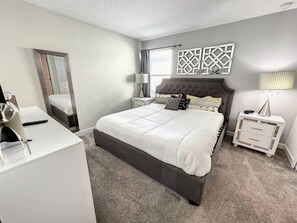 8 bedrooms, iron/ironing board, travel crib, free WiFi - Cinema Paradise: Last Minute Deal Private Pool/Spa (Davenport)