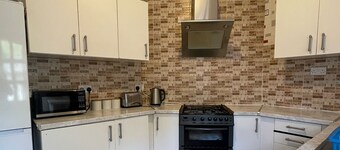 Cheerful 2 bedroom house in this popular area of bradford BD2