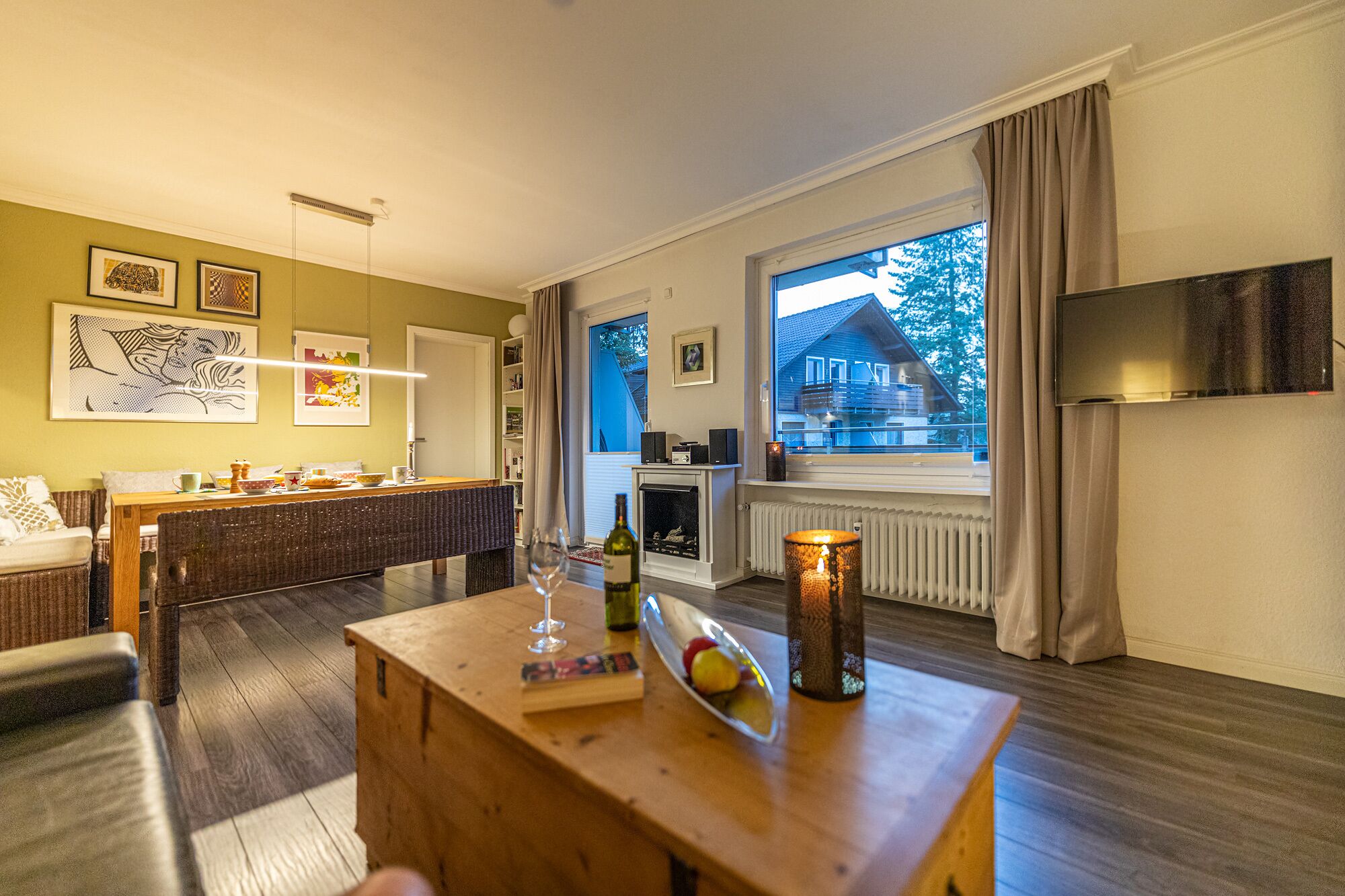 Smart-TV, peis, DVD-spiller og bøker