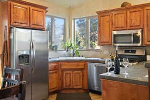 Réfrigérateur, micro-ondes, plaque de cuisson, lave-vaisselle