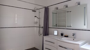 Hair dryer, towels, soap, toilet paper - GÎTE DU BOIS DORÉ (L'Isle-sur-la-Sorgue)