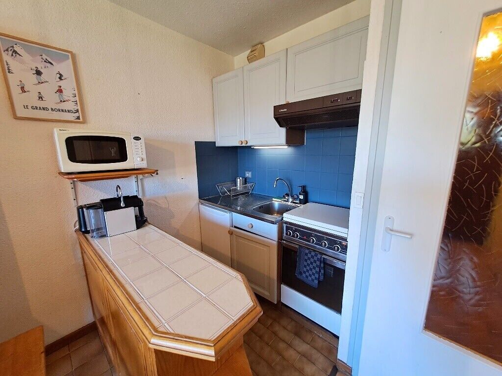 Refrigerador, microondas, horno y cafetera y tetera 