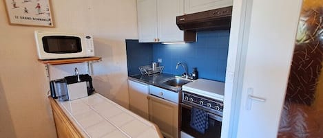 Refrigerador, microondas, horno y cafetera y tetera